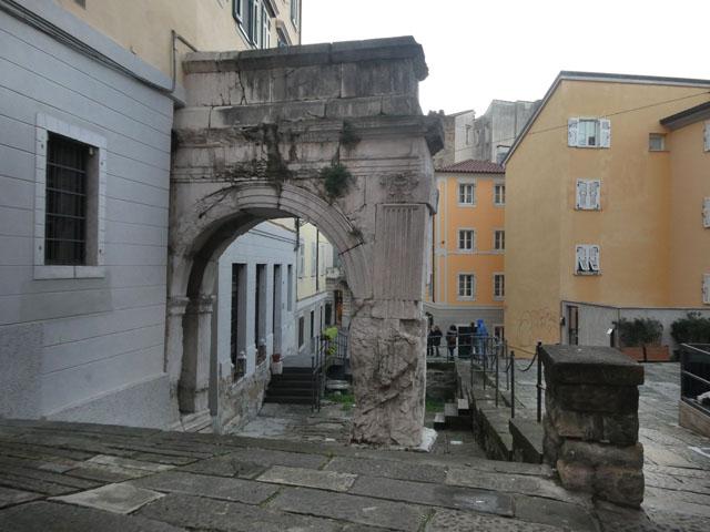 P1003046